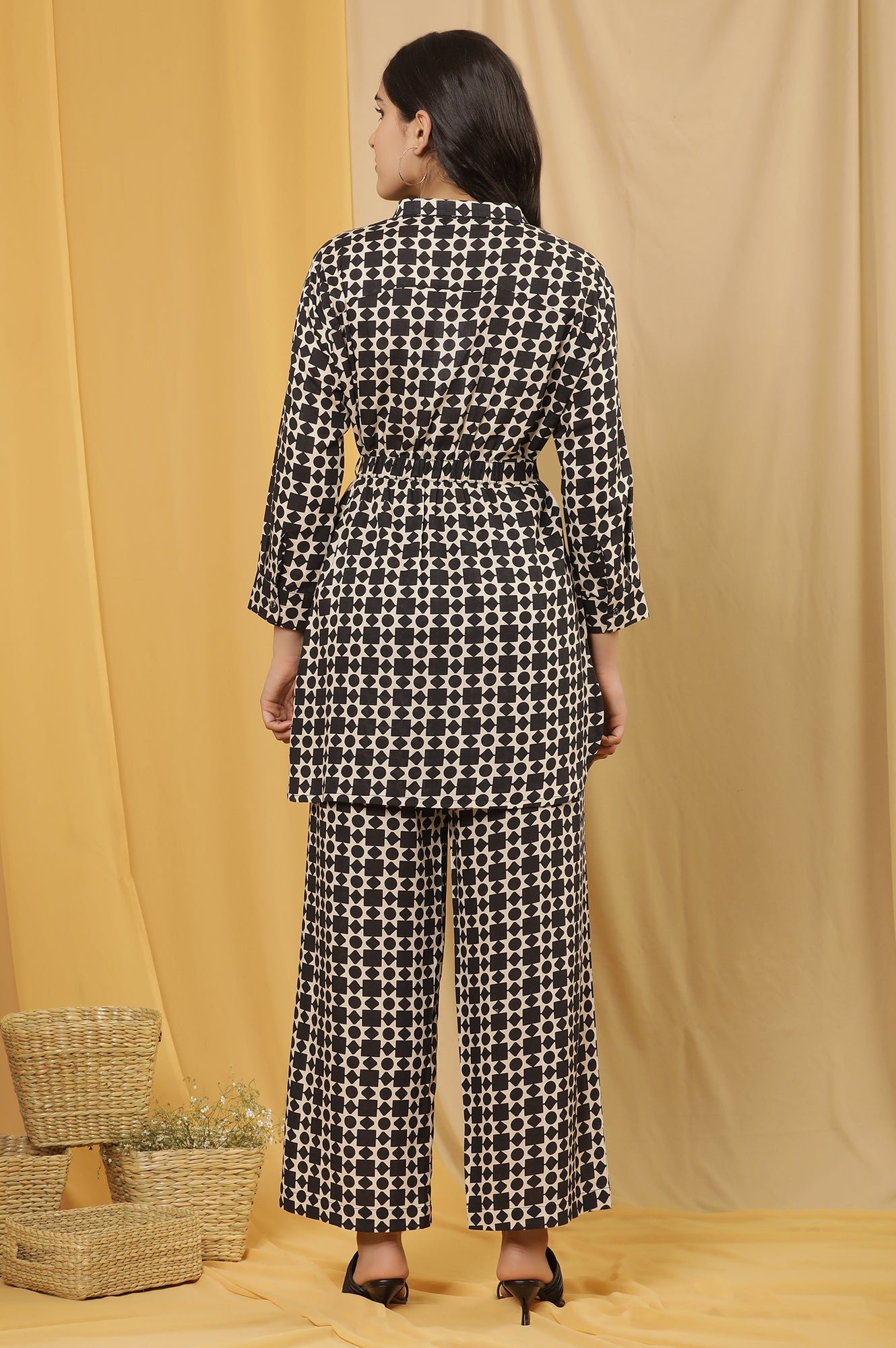 White And Black Geometric Printed Top And Trouser Set - View 6